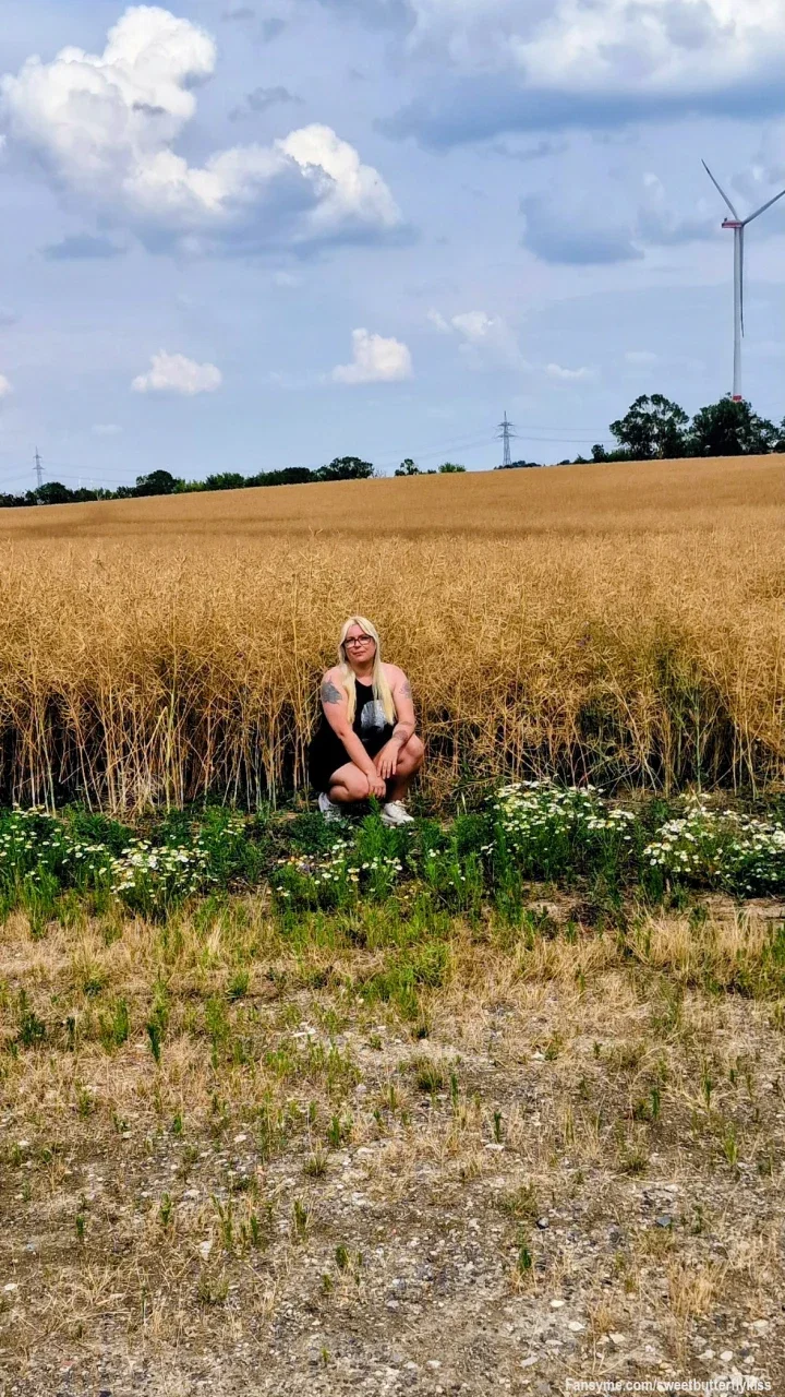 Morgenstimmung im Kornfeld... 🌾🖤

Guten Morgen! Ich habe es mir heute um 08:00 Uhr ganz nah an der Natur gemütlich gemacht.

Ich sitze hier in der Hocke direkt vor dem goldenen Kornfeld, im kurzen schwarzen Kleid. Die frische Luft, das Rascheln der Ähren und dieser freche Blick nach vorn – ein schöner, geheimnisvoller Start in den Tag. 😉✨

Wie startet ihr in euer Woche
