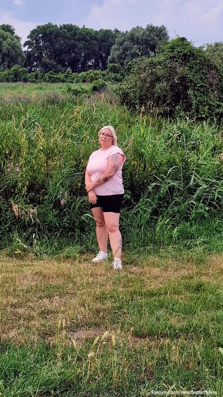 Guten Morgen mitten aus dem Grünen... 🌿💗

Der Mittwoch ist da und die Hälfte der Woche ist fast geschafft! Ich habe mir für den Start in den Tag mein gemütliches rosa T-Shirt und eine kurze schwarze Hose geschnappt und genieße die frische Morgenluft draußen in der Natur. ✨🍃

Das leuchtende Rosa bringt direkt gute Laune und passt einfach perfekt zu mir! Ein entspannter, schöner Anblick, um gut gelaunt in den Tag zu starten... aber wer weiß schon, was heute noch so alles passiert? 😉

Wie sieht euer Mittwochmorgen aus?