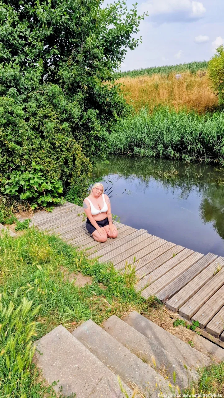 Frische Morgenluft am Wasser... ☀️🌊

Guten Morgen! Um 08:00 Uhr starte ich heute ganz entspannt draußen am Steg in den Tag. Ich knie im weißen BH und einer kurzen schwarzen Hose auf dem Holz – im sanften Morgenlicht kommen meine Kurven und mein Arm-Tattoo wunderbar zur Geltung. ✨

Ein herrlich ruhiger und frecher Anblick, um den Tag zu beginnen. Wie gefällt euch dieser frische Outdoor-Moment?