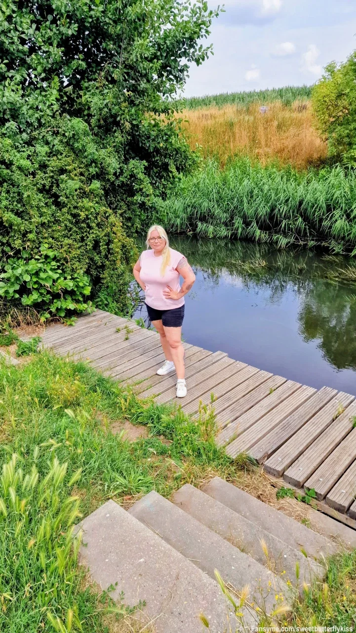 Guten Morgen direkt am Wasser... 🌅🌸

Endlich Freitag! Das Wochenende steht vor der Tür und ich starte heute um 08:00 Uhr ganz entspannt und farbenfroh in den Tag. Ich stehe draußen auf dem Steg, habe die Hände selbstbewusst in den Hüften eingestützt und genieße die frische Morgenluft.

Dazu trage ich mein knalliges rosa T-Shirt und die kurze schwarze Hose – eine tolle, fröhliche Kombination, die perfekt zu diesem Ausblick passt. ✨

Wie sieht euer Freitagmorgen aus? Schreibt mir unbedingt direkt im privaten Chat, ich bin online und freue mich auf eure Nachrichten! 💋👑