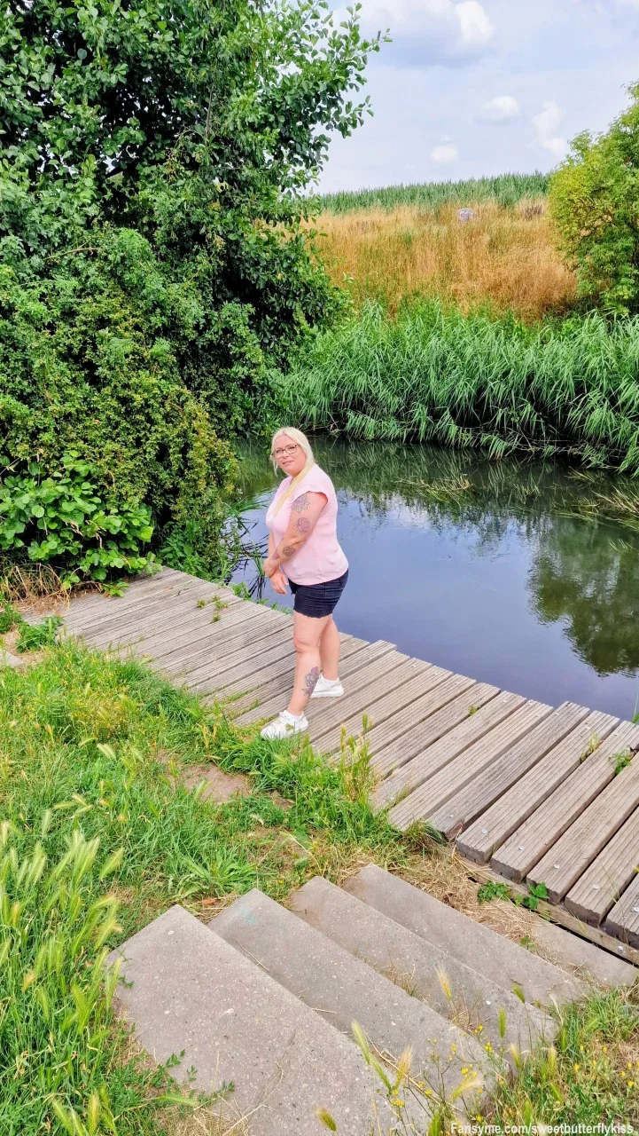Sonniger Freitagnachmittag am Wasser... 🌅🌸

Das Wochenende klopft an die Tür! Um 16:00 Uhr stehe ich seitwärts auf dem Steg, trage mein knalliges rosa T-Shirt und die kurze schwarze Hose. ✨

Mit einem fröhlichen Lächeln blicke ich direkt in die Kamera, während das warme Nachmittagslicht perfekt auf meiner Haut liegt. Ein wunderschöner und entspannter Moment am Wasser... aber der Abend bringt ja sicher noch ein paar Überraschungen! 😉

Wie verbringt ihr den Start ins Wochenende? Schreibt mir unbedingt direkt im privaten Chat, ich bin online und freue mich auf eure Nachrichten! 💋👑