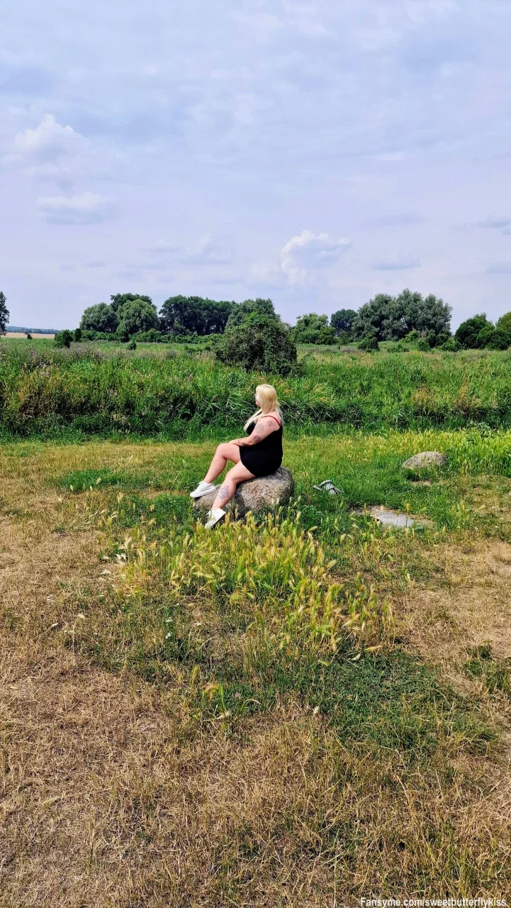 Guten Morgen zum Wochenende... 🖤👟

Der Samstag beginnt genau richtig! Um 08:00 Uhr habe ich es mir im Freien gemütlich gemacht: Ich sitze seitwärts auf einem großen Stein, trage mein kurzes schwarzes Kleid und kombiniere das Ganze lässig mit bequemen Turnschuhen. ✨

Durch die seitliche Pose kommen meine Kurven und vor allem meine bunten Tattoos auf dem Arm wunderschön im morgendlichen Licht zur Geltung. Ein ganz entspannter und natürlicher Start ins Wochenende. 😉

Wie verbringt ihr euren Samstagmorgen? Schreibt mir unbedingt direkt im privaten Chat, ich bin online und freue mich auf eure Nachrichten! 💋👑
