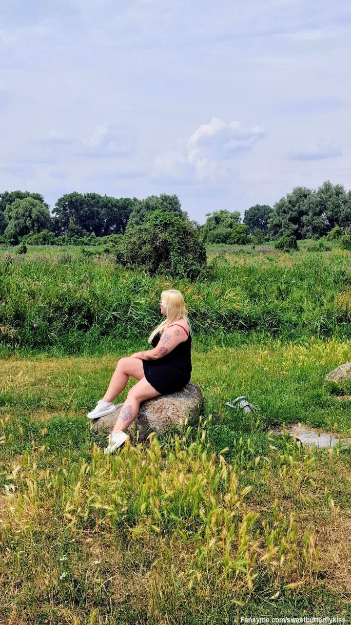Nachmittagsgedanken draußen... 🖤👟

Die Samstagnachmittagssonne wärmt die Haut und ich habe mir einen Moment der Ruhe gesucht. Um 16:00 Uhr sitze ich seitwärts auf einem großen Stein, trage mein kurzes schwarzes Kleid und kombiniere das Ganze mit meinen bequemen Turnschuhen. ✨

Mein Blick geht in die Ferne, weg von der Kamera, während das Licht perfekt auf meinen Kurven und meinen bunten Arm-Tattoos spielt. Ein ganz natürlicher und geheimnisvoller Moment abseits vom Trubel. 😉

Wie verbringt ihr den Samstagnachmittag?