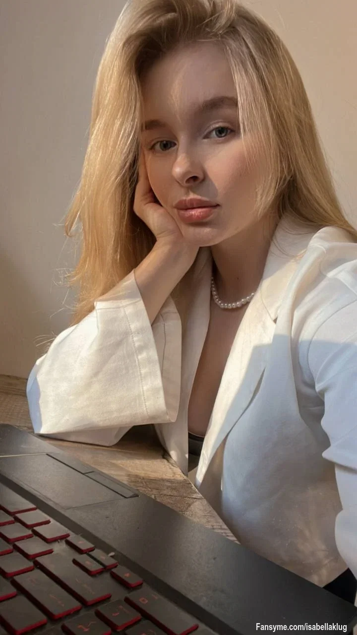 Ich bin verspielt, das kann ich nicht leugnen. 💋 Willst du mitspielen oder nur zuschauen?