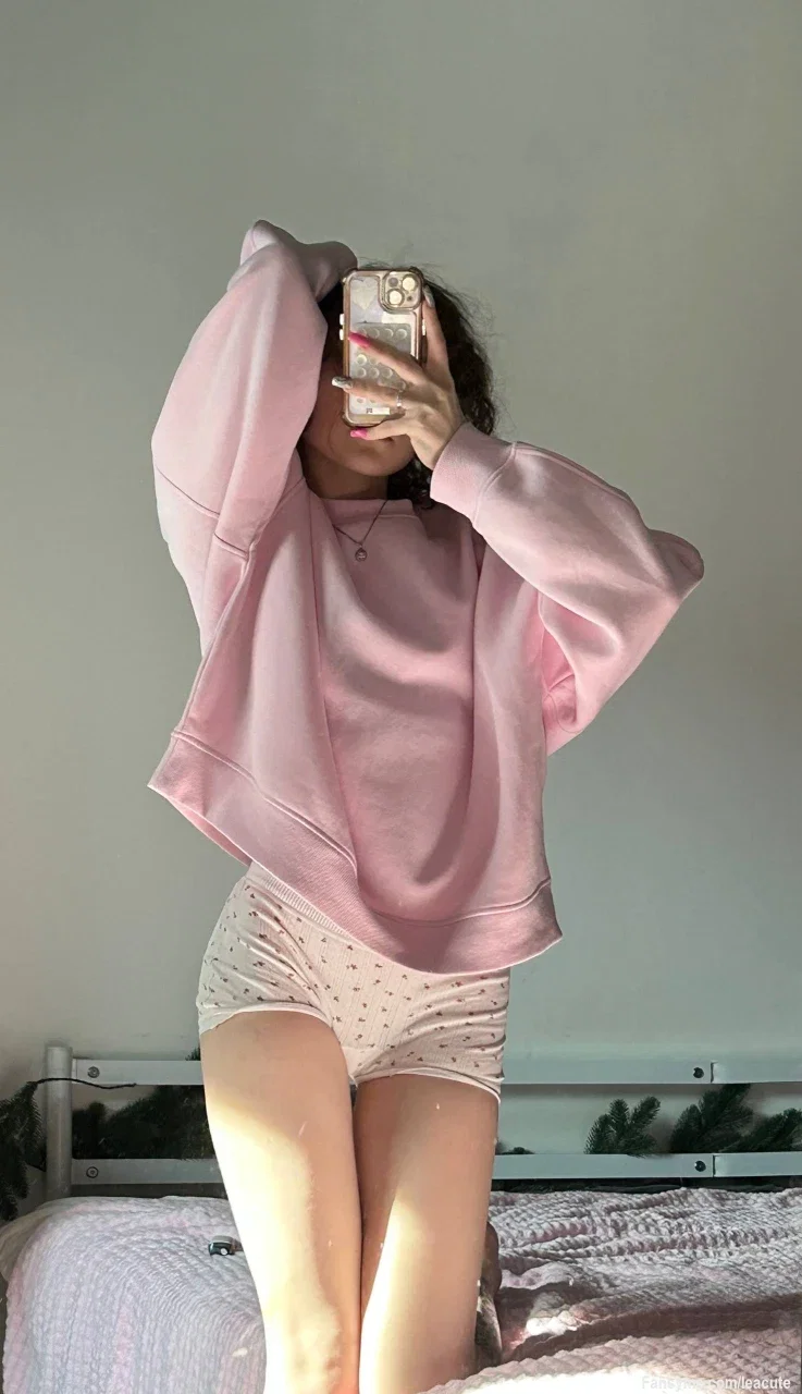 Ich hab heute so richtig Lust auf Aufmerksamkeit. Soll ich dir verraten, was ich denke? 😇🍒