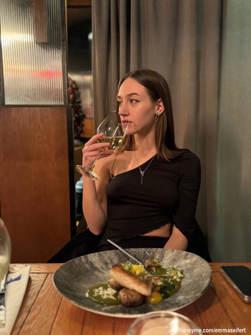 Ich bin verführerisch, ohne es zu wollen. Na gut, ich will. Hast du Lust, mich näher kennenzulernen? 💋