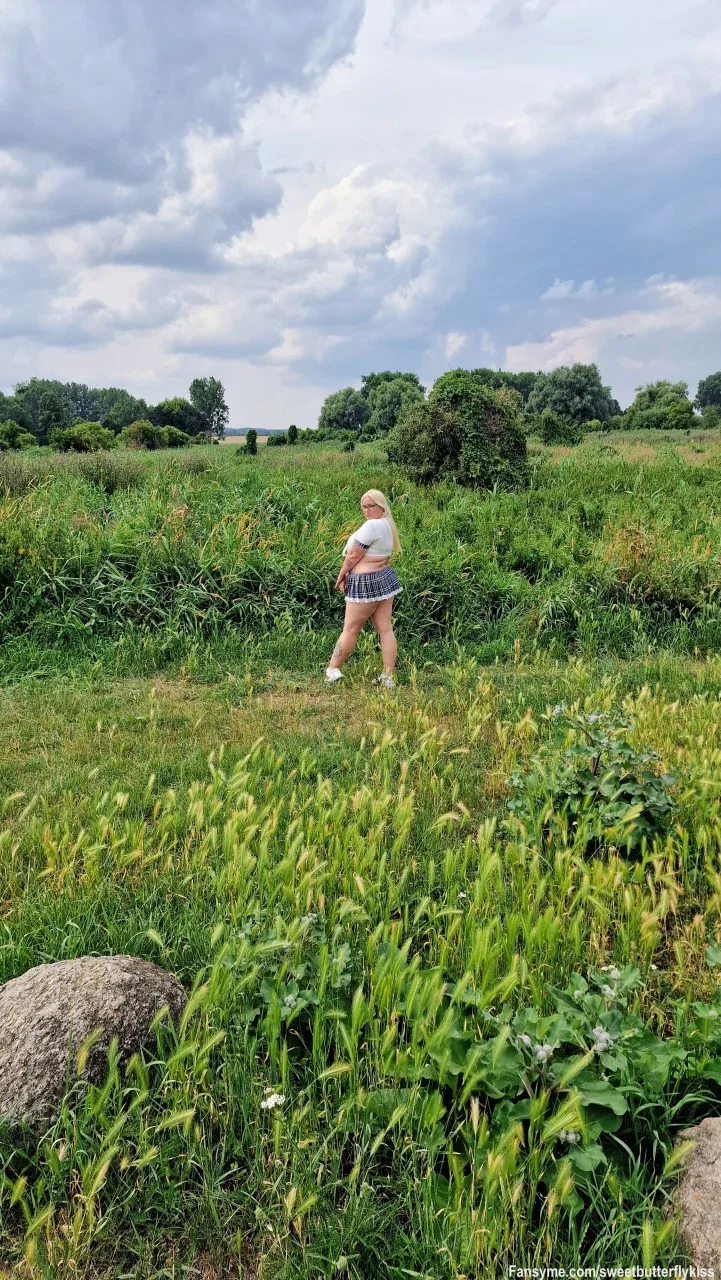 Dienstagnachmittag im Grünen... 🌿🔥

Manchmal braucht man einfach etwas frische Luft und eine Kulisse, die den Kopf frei werden lässt – oder eben genau das Gegenteil bewirkt. 😉

Mit diesem Look und der seitlichen Pose im Grünen spiele ich heute ganz bewusst mit eurer Fantasie. Aber der wirklich unzensierte Einblick wartet wie immer hinter verschlossenen Türen.

Du willst wissen, was hier noch passiert? Klick jetzt auf Folgen oder hol dir direkt dein Abo, um absolut nichts zu verpassen. Schreib mir im privaten Chat – ich bin online und warte auf dich! 💋👑