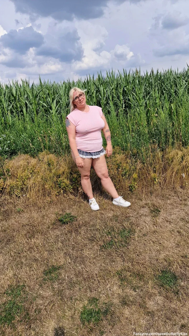 Nachmittags-Vibes im Grünen... 🌿✨

Um 16:00 Uhr lasse ich den Alltag hinter mir und genieße die Natur. Im rosafarbenen Shirt und dem kurzen Rock – umgeben von sattem Grün – entsteht genau die richtige Mischung aus entspannter Sommerstimmung und verlockendem Kopfkino. 😉

Wer von euch würde jetzt auch am liebsten den Weg nach draußen mit mir teilen?