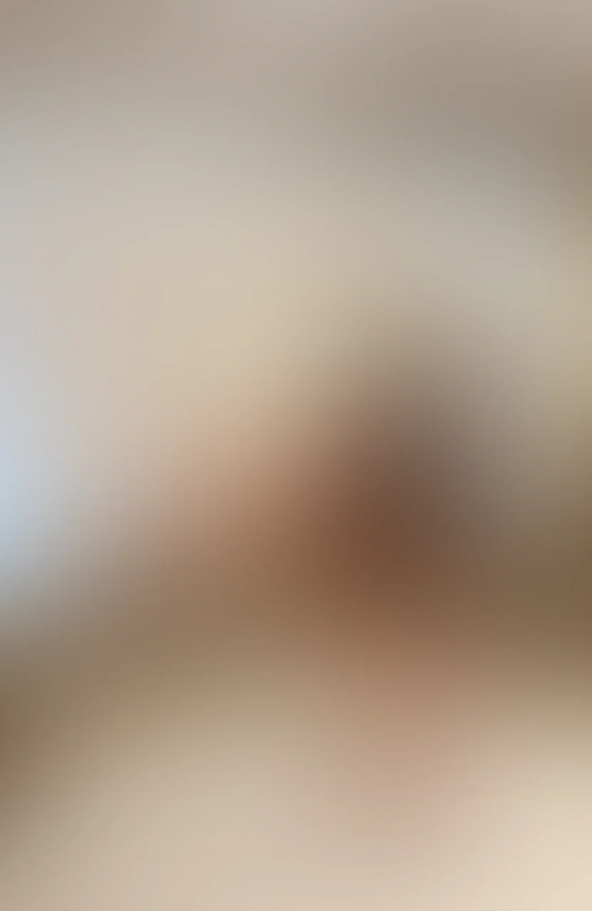 Möchtest du spüren, wie sich meine langen Beine um deinen Hals schlingen?