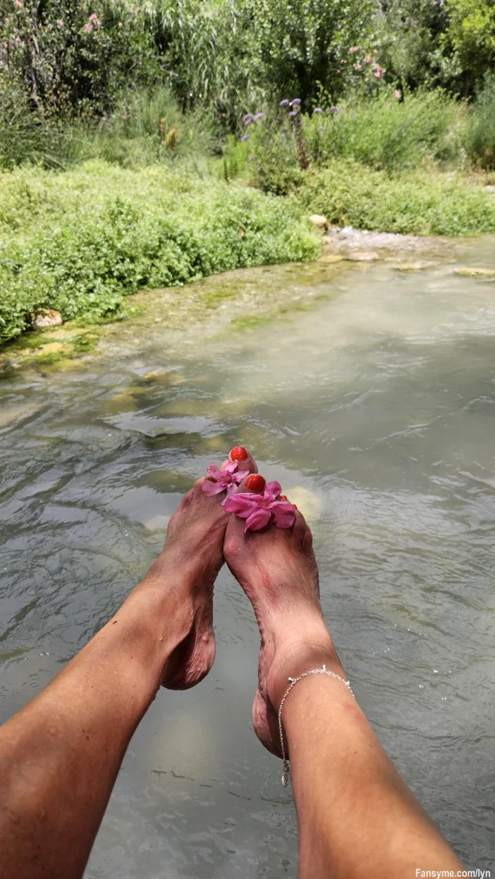 Guten Morgen. Blümchen auf den Füßen 🤗
#milf #amateur #versaut #geil #dirty #horny #schlank #sexy #hot #feucht #nackt #pussy #ass #fetisch #boobs #titten #outdoor #fußfetisch #feets