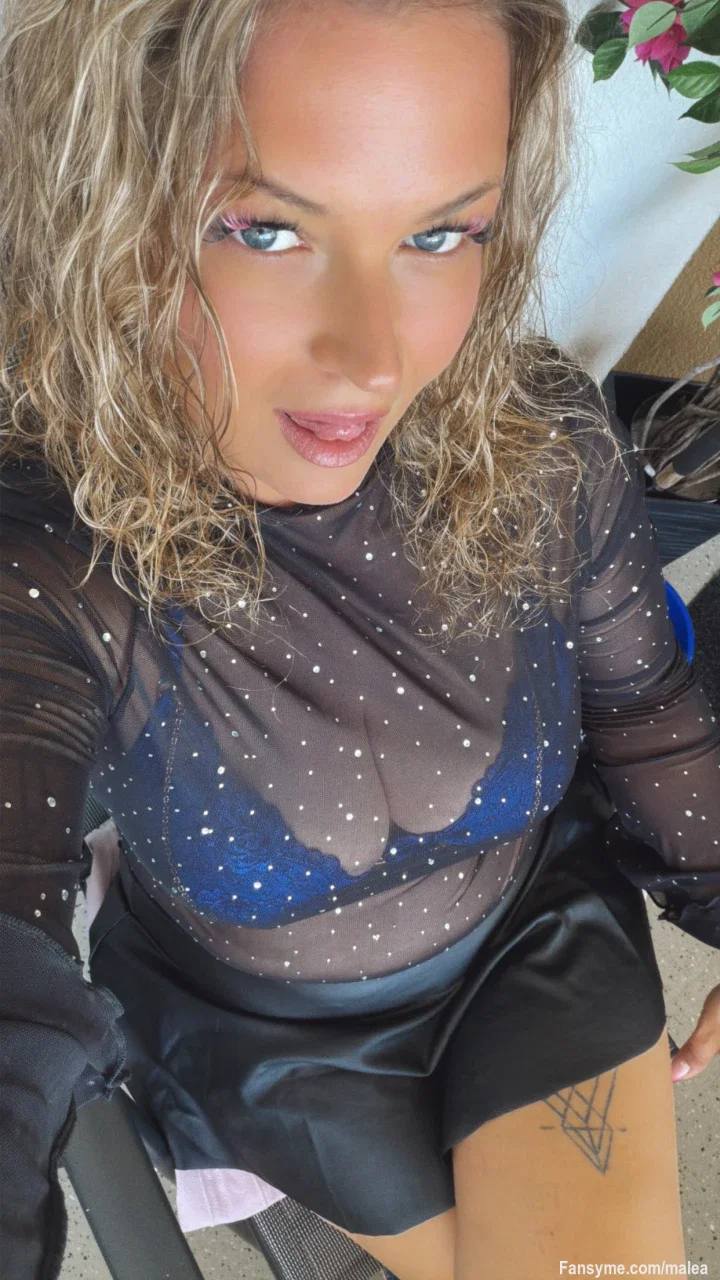 Ihr habt heute auf Social Media über meinen Look entschieden … 😏

Aber hier interessiert mich etwas anderes:
Welches Outfit wollt ihr als Nächstes komplett von mir sehen?

🖤 Leder
❤️ Rot
👠 High Heels
😈 Überrasch mich

Kein Verkauf.