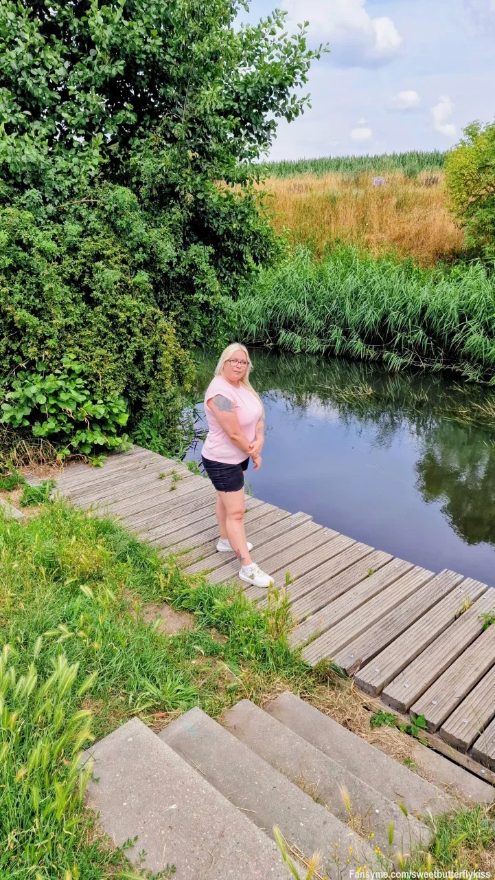 Guten Morgen! Um 08:00 Uhr starte ich heute direkt am Wasser in den Tag. Im rosafarbenen Shirt und der kurzen schwarzen Hose genieße ich die ruhige Morgenstimmung auf dem Steg. 🌸🖤

Ein entspannter, aber verlockender Anblick, der perfekt zeigt, wie schön die einfachen Momente sein können. Wer von euch leistet mir jetzt auf einen Kaffee Gesellschaft?

Schreib mir direkt eine Nachricht im privaten Chat – ich bin online und freue mich auf dich! 💋👑