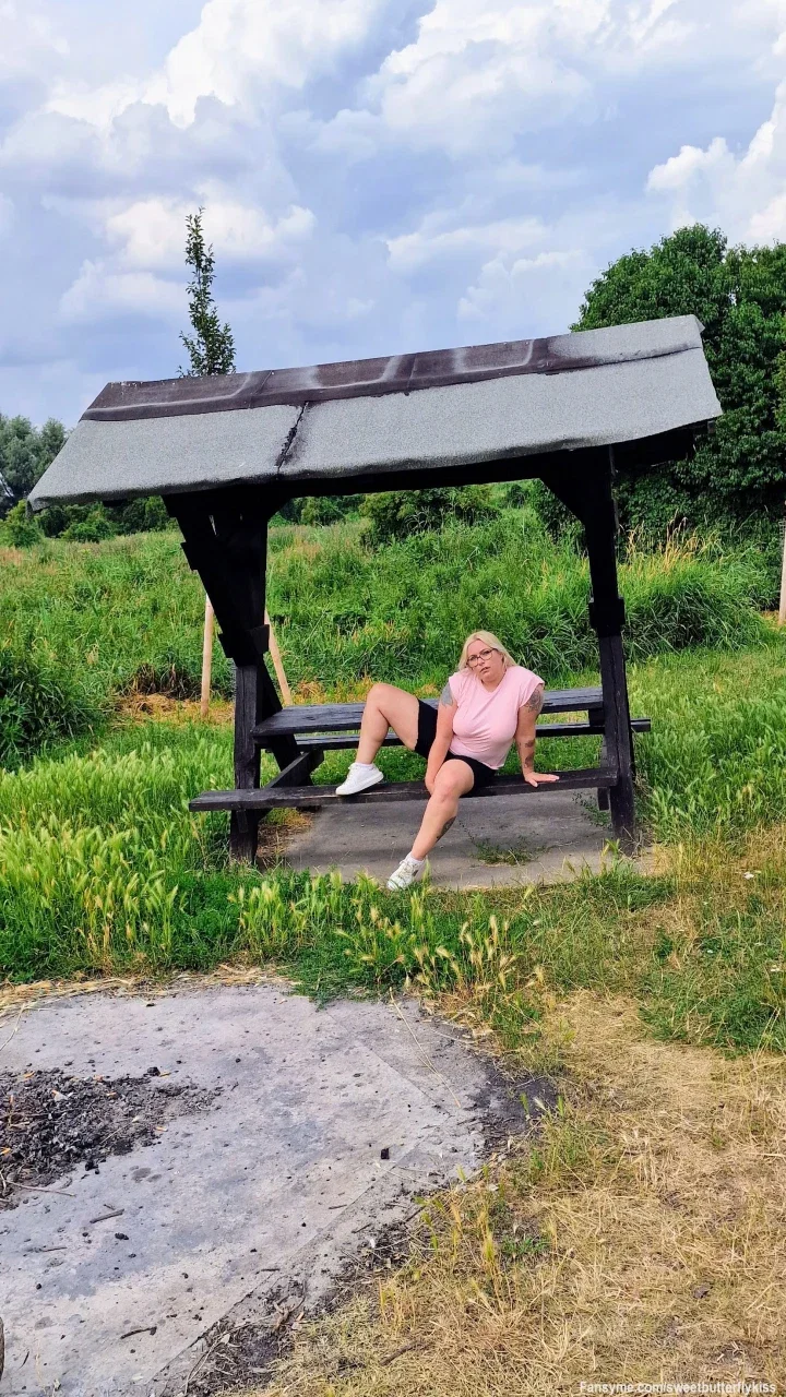 Wochenend-Vorfreude unter der Raufe... 🌾✨

Endlich Freitag! Um 08:00 Uhr starte ich heute ganz entspannt geschützt unter der Raufe ins Wochenende. Im rosafarbenen Shirt und der kurzen schwarzen Hose genieße ich die frische Landluft und die ruhige Morgenstimmung. 🌸🖤

Wer von euch hat heute auch schon die Beine hochgelegt und wartet sehnsüchtig auf den Feierabend?

Schreib mir direkt eine Nachricht im privaten Chat – ich bin online und freue mich darauf, mich mit dir auszutauschen! 💋👑