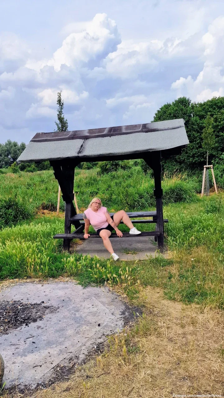 Entspannter Start ins Wochenende... 🌾✨

Um 16:00 Uhr läute ich offiziell den Feierabend ein! Immer noch gemütlich unter der Raufe im rosa Shirt und der kurzen schwarzen Hose – perfekt, um die Woche ausklingen zu lassen. 🌸🖤

Wer von euch hat für heute Abend schon Pläne oder möchte das Wochenende gemeinsam mit mir starten?

Schreib mir direkt eine Nachricht im privaten Chat – ich bin online und freue mich auf dich! 💋👑