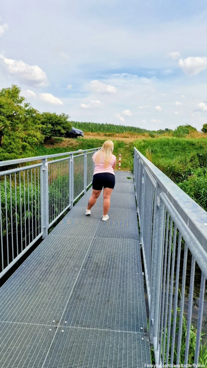 Eine schöne Aussicht am Samstagmorgen... 🌉✨

Guten Morgen! Um 08:00 Uhr starte ich heute auf der Brücke ins Wochenende. Im rosafarbenen Shirt und der kurzen schwarzen Hose drehe ich euch mal ganz bewusst den Rücken zu... 😉🌸🖤

Manchmal ist der Anblick von hinten einfach der reizvollste Start in den Tag. Wer von euch würde mich jetzt am liebsten begleiten?

Schreib mir direkt eine Nachricht im privaten Chat – ich bin online und freue mich auf dich! 💋👑