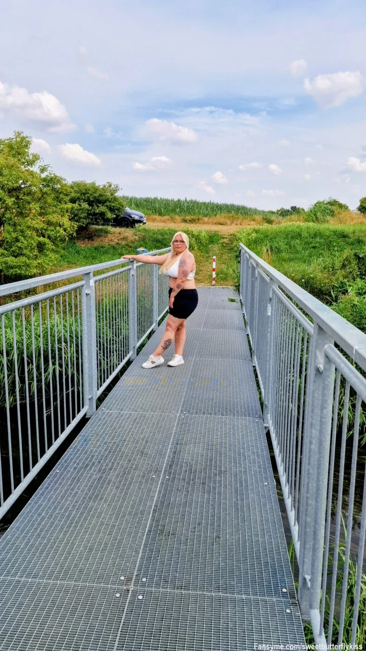 Ausblick im Abendlicht... 🌉✨

Um 16:00 Uhr wird es Zeit für ein bisschen entspanntes Kopfkino am Samstagnachmittag! Im weißen BH und der kurzen schwarzen Hose stehe ich seitwärts auf der Brücke und genieße die Frische. 😉🌸🖤

Die seitliche Pose betont meine Kurven perfekt und lässt genau die richtige Menge Raum für wilde Fantasien. Wer von euch würde jetzt gerne an meiner Seite stehen?

Schreib mir direkt eine Nachricht im privaten Chat – ich bin online und freue mich auf dich! 💋👑