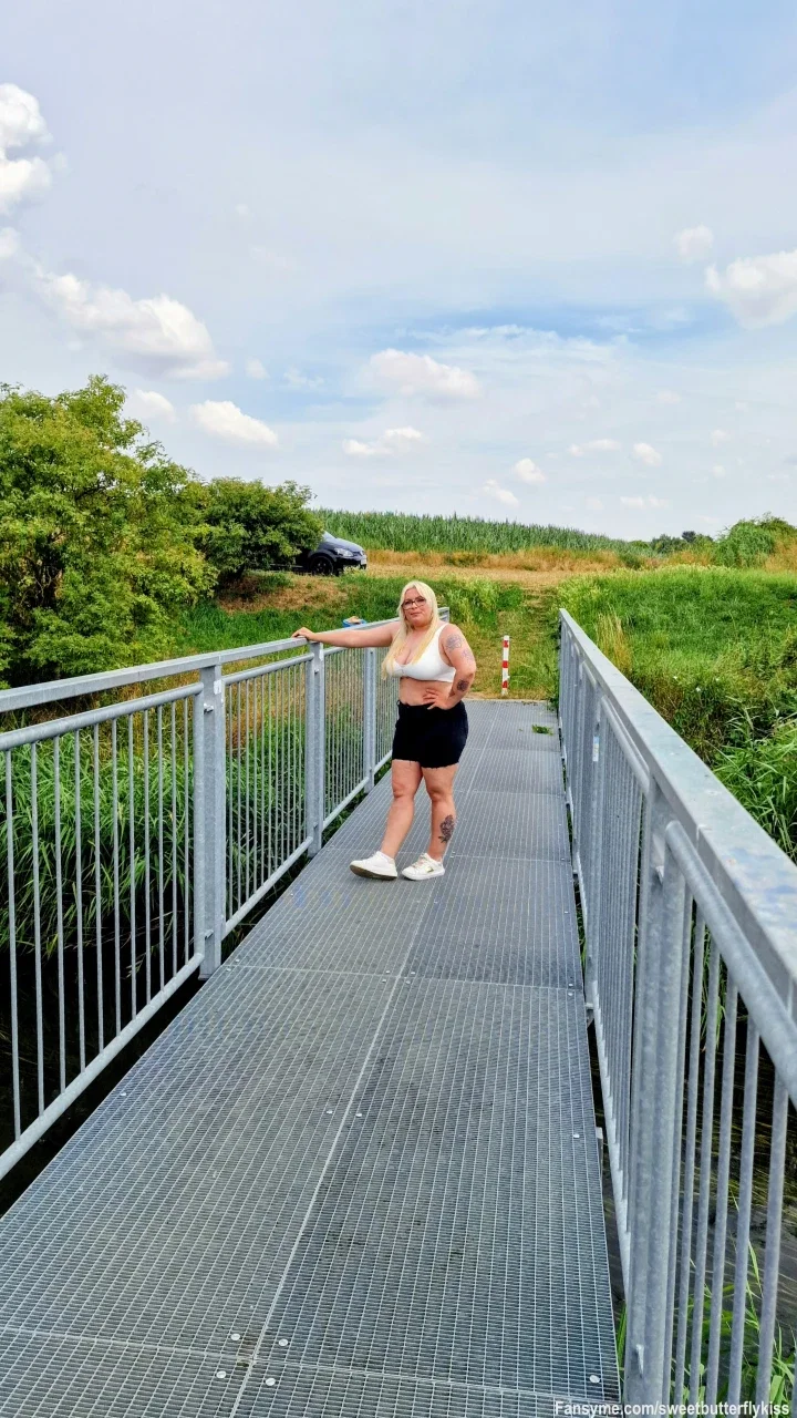 Sonntagsruhe auf der Brücke... 🌉✨

Guten Morgen zum Sonntag! Um 08:00 Uhr genieße ich die absolute Ruhe hier draußen. Nur in einem weißen BH und einer kurzen schwarzen Hose stehe ich auf der Brücke und lasse mir den Wind um die Nase wehen. 🤍🖤

Ein unaufgeregter, aber verdammt anziehender Start in den Tag, der sofort für das richtige Kopfkino sorgt. Wer von euch verbringt den Sonntag auch am liebsten ganz entspannt?

Schreib mir direkt eine Nachricht im privaten Chat – ich bin online und freue mich auf dich! 💋👑
