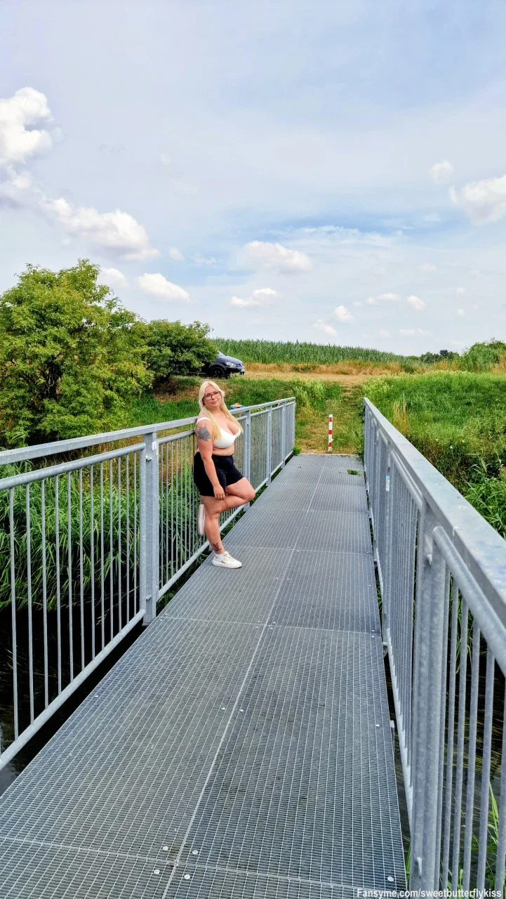 Sonntagnachmittag mit Aussicht... 🌉✨

Um 16:00 Uhr genieße ich die entspannte Atmosphäre am Nachmittag. Im weißen BH und der kurzen schwarzen Hose stehe ich seitwärts auf der Brücke und habe ein Bein lässig am Geländer angewinkelt... 🤍🖤

Diese Pose bringt meine weiblichen Kurven optimal zur Geltung und sorgt für den perfekten Blickfang. Wer von euch leistet mir heute Nachmittag im Chat Gesellschaft?

Schreib mir direkt eine Nachricht im privaten Chat – ich bin online und freue mich auf dich! 💋👑