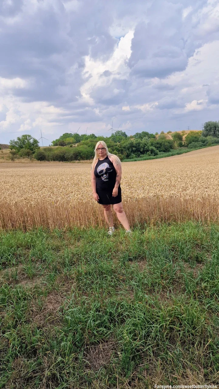 Ländlicher Morgen-Vibe... 🌾🖤

Guten Morgen! Um 08:00 Uhr starte ich heute ganz entspannt vor dem weiten Feld. Im kurzen schwarzen Kleid verbinde ich pure Natur mit einem verdammt schicken Look... 😉✨

Die Kulisse ist einfach traumhaft, und der Kontrast zum Feld setzt meine Kurven perfekt in Szene. Wer von euch leistet mir jetzt am Morgen Gesellschaft?

Schreib mir direkt eine Nachricht im privaten Chat – ich bin online und freue mich auf dich! 💋👑