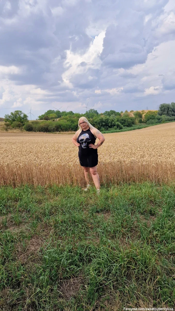 Nachmittagsspaziergang am Kornfeld... 🌾🖤

Um 16:00 Uhr genieße ich die warme Nachmittagssonne vor dem weiten Feld. Im kurzen schwarzen Kleid verbinde ich pure Natur mit einem verdammt schicken und eleganten Look... 😉✨

Die weite Landschaft und meine Kurven bilden einfach die perfekte Kulisse. Wer von euch leistet mir jetzt am Nachmittag im Chat Gesellschaft?

Schreib mir direkt eine Nachricht im privaten Chat – ich bin online und freue mich auf dich! 💋👑