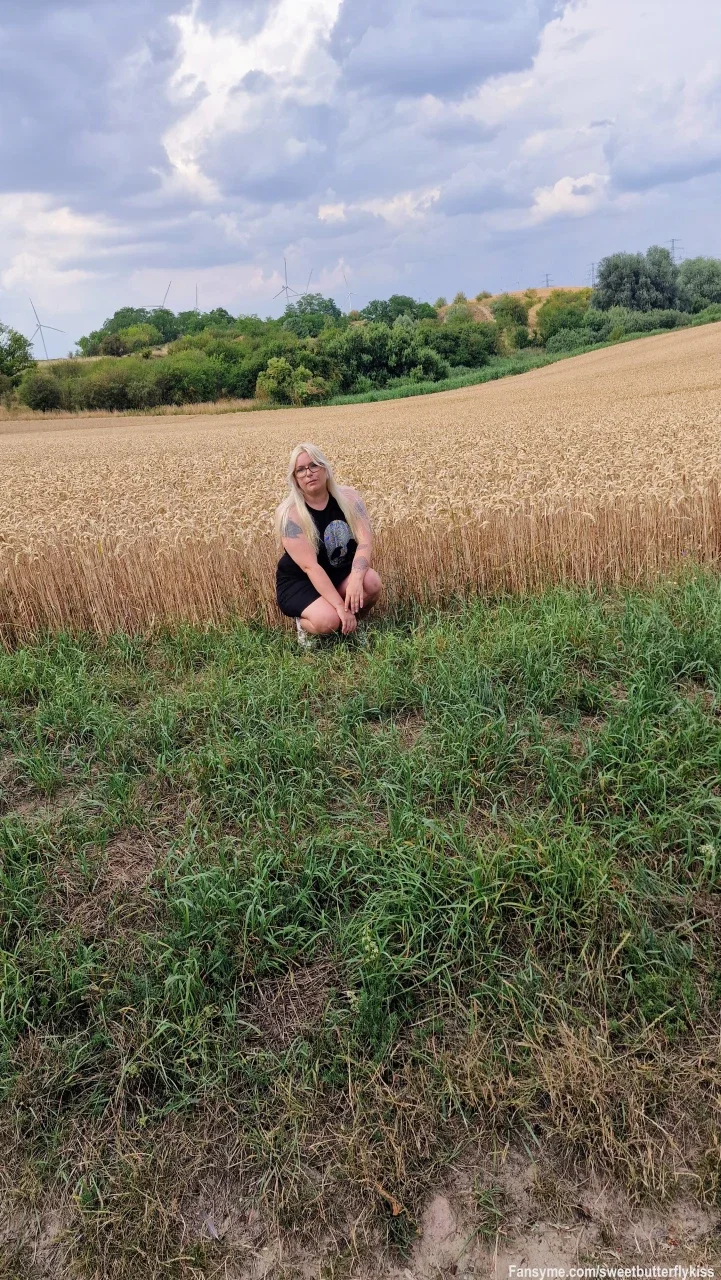 Frische Morgenluft im Kornfeld... 🌾🖤

Guten Morgen! Um 08:00 Uhr starte ich heute ganz nah an der Natur in den Tag. Im kurzen schwarzen Kleid kniee ich mich vor das weite Feld und genieße die absolute Ruhe... 😉✨

Diese hockende Pose bringt eine wunderbare Nähe und ganz viel Natürlichkeit rüber. Wer von euch würde jetzt am liebsten den Tag mit mir verbringen?

Schreib mir direkt eine Nachricht im privaten Chat – ich bin online und freue mich auf dich! 💋👑