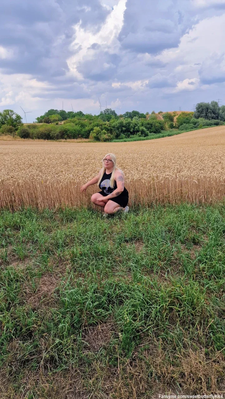 Nachmittagssonne im Kornfeld... 🌾🖤

Um 16:00 Uhr verlagere ich den Look nach draußen in die Natur. Im kurzen schwarzen Kleid kniee ich mich vor das weite Feld und genieße die warme Nachmittagssonne... 😉✨

Diese hockende Pose setzt meine Kurven perfekt in Szene und sorgt für einen wunderschönen, nahbaren Anblick. Wer von euch leistet mir heute Nachmittag im Chat Gesellschaft?

Schreib mir direkt eine Nachricht im privaten Chat – ich bin online und freue mich auf dich! 💋👑
