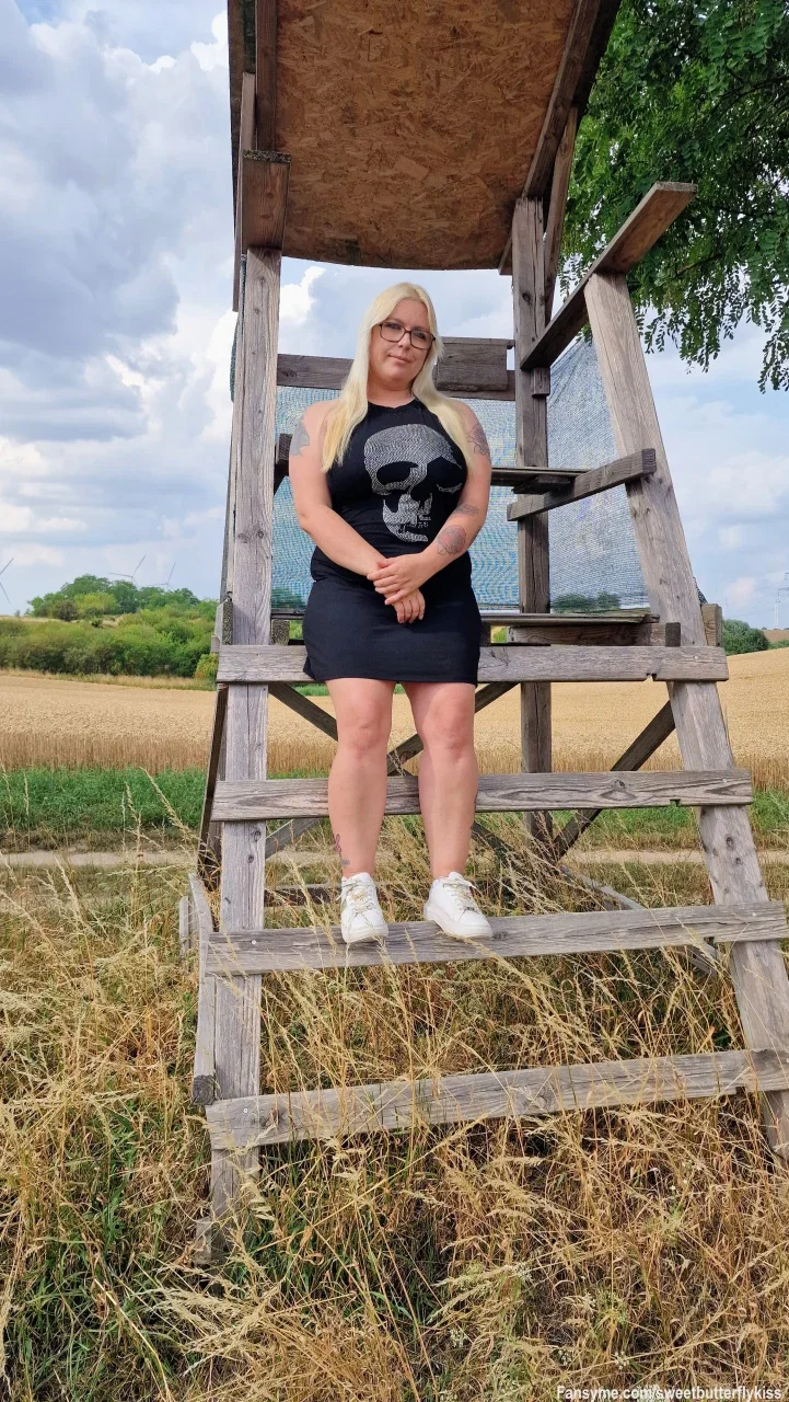 Entspannter Wochenstart auf dem Hochsitz... 🌲🖤

Guten Morgen! Um 08:00 Uhr starte ich heute ganz gemütlich in die neue Woche. Im kurzen schwarzen Kleid und mit bequemen weißen Sneakern sitze ich hier oben und genieße die Aussicht... 😉✨

Ein lässiger, aber total charmanter Look mitten in der Natur, der sofort gute Laune macht. Wer von euch leistet mir jetzt am Morgen ein bisschen Gesellschaft?

Schreib mir direkt eine Nachricht im privaten Chat – ich bin online und freue mich auf dich! 💋👑