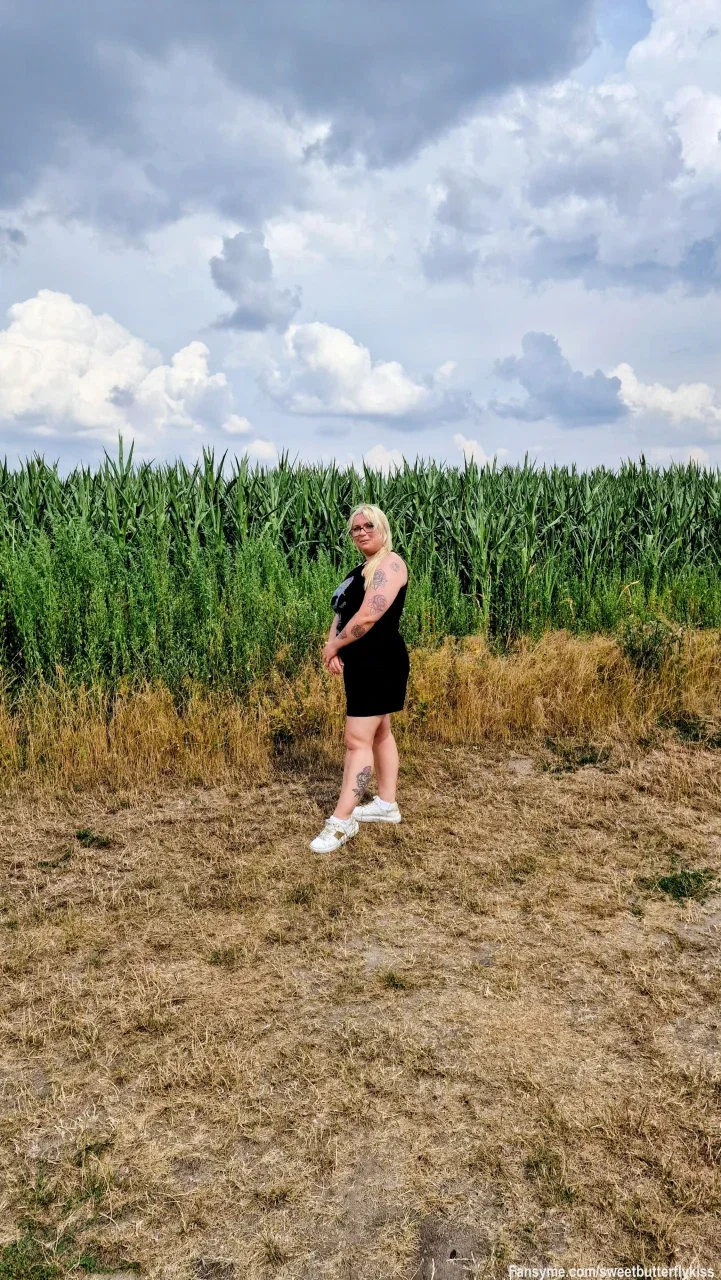 Grünes Idyll & schwarze Eleganz... 🌿🖤

Pünktlich um 16:00 Uhr verbinde ich pure Natur mit einem süßen Look! Umgeben von sattem Grün präsentiere ich mich heute im kurzen schwarzen Kleid – ein wunderbarer Kontrast, der sofort ins Auge springt... 😉✨

Die sommerliche Natur und meine Kurven bilden einfach die perfekte Kulisse für eine entspannte Auszeit. Wer von euch leistet mir jetzt am Nachmittag im Chat Gesellschaft?

Schreib mir direkt eine Nachricht im privaten Chat – ich bin online und freue mich auf dich! 💋👑