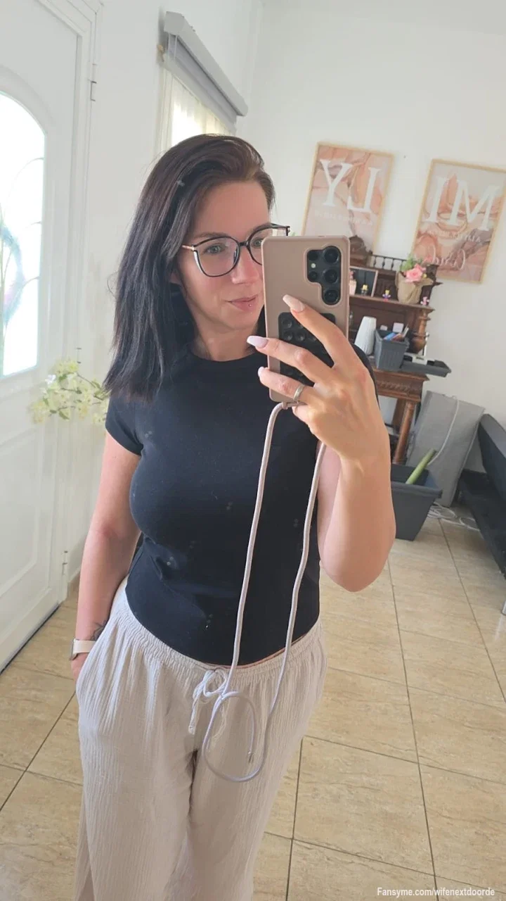 Guten morgen Babe,

ich mache es heute mal ganz ruhig und lässig. 

Hose ist zwar lang aber wenn ich mich Bücke lässt sie doch viel durchblicken. 

Könntest du deine Blicke kontrollieren??

#milf
#bigboobs
#hotwife
#girlfriendexperience