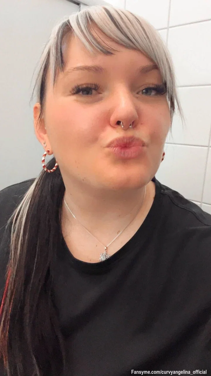 Ich wünsche dir einen schönen Abend 😘

Hast du Lust noch ein wenig zu schreiben?
Ich bin Online für dich 🔥