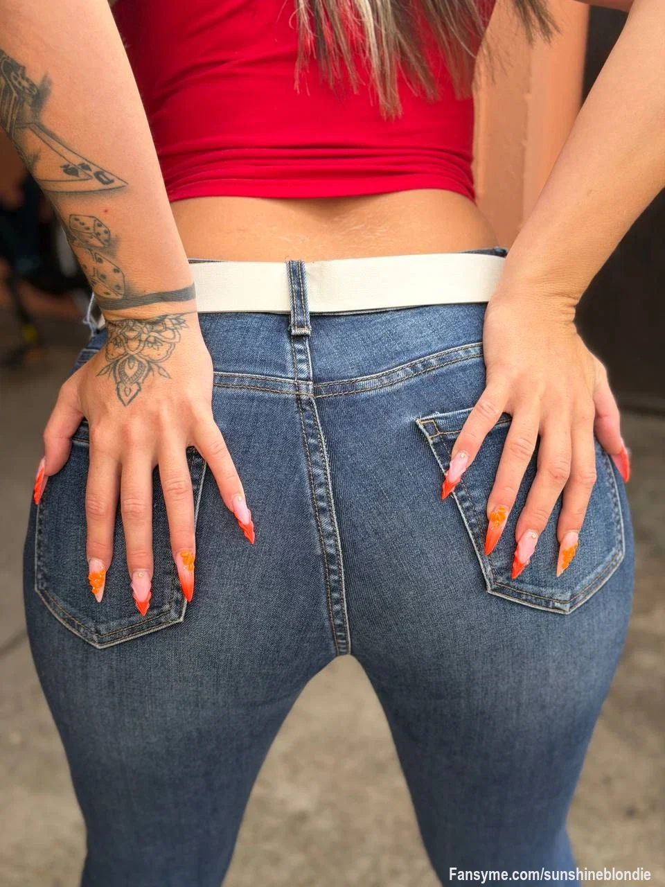 Ich hab schon geile Kurven ... oder? 😜🤤

Was fällt dir als erstes ein bei diesem Bild - verrat es mir 😏🤫