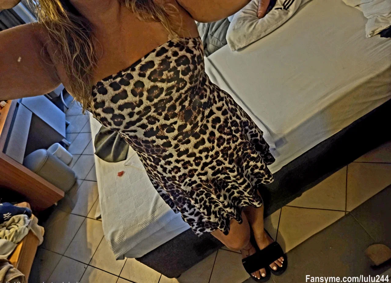 Verspieltes Leo-Kleidchen 🐆🤎 … und die Frage bleibt: Was sich wohl darunter versteckt? 😏✨ Mit meinen schwarzen Sandalen wird der Look perfekt abgerundet. 🔥

#Leokleid #Leoprint #Leo #verspielt #frech #sexy #Kurven #Sandalen #Tease #Flirty #Curvy #LeopardPrint