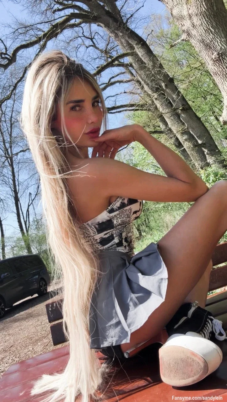 Guten Morgen, gerade gegrübelt was wir wohl diese Woche so alles unanständiges anstellen werden. 😈

#blonde #highheels #cute #sweet #milf #bigboobs