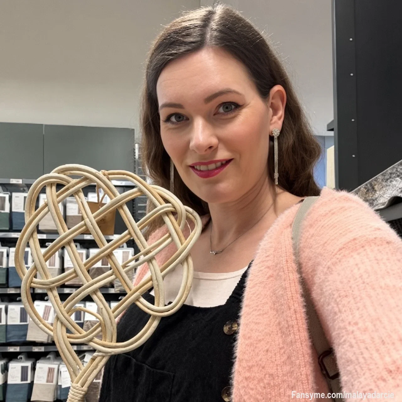 Wer verdient eine kleine Tracht Prügel? 😏
Wenn du jemanden kennst, der diesen Teppichklopfer gebrauchen könnte … schreib mir. Ich kenne da jemanden. 

😂Who deserves a little smack on the ass? 😏
If you know someone who could use this carpet beater… message me. I know someone. 😂