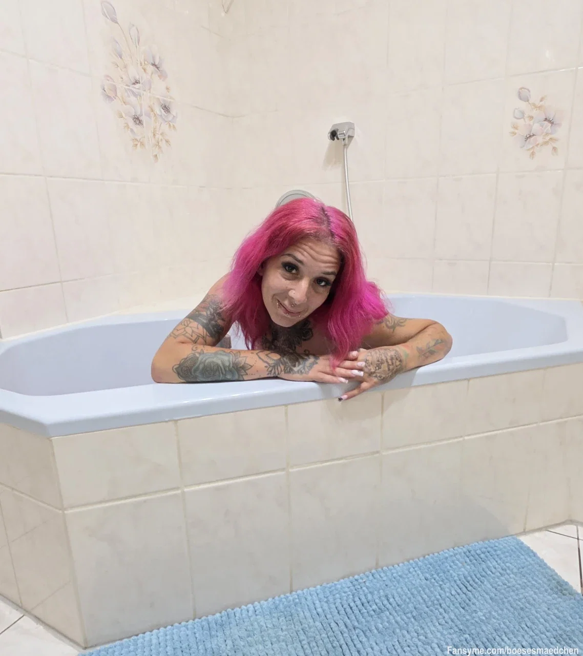 Ich lass euch liebe grüße aus der Wanne da😊 heute bin ich bisschen gemein zu euch 💋 seit gespannt morgen gibt es wieder mehr zu sehen🫦😈
I'll leave you dear greetings from the tub since 😊 today I'm a bit mean to you 💋 Since eagerly tomorrow there will be more to see again🫦😈