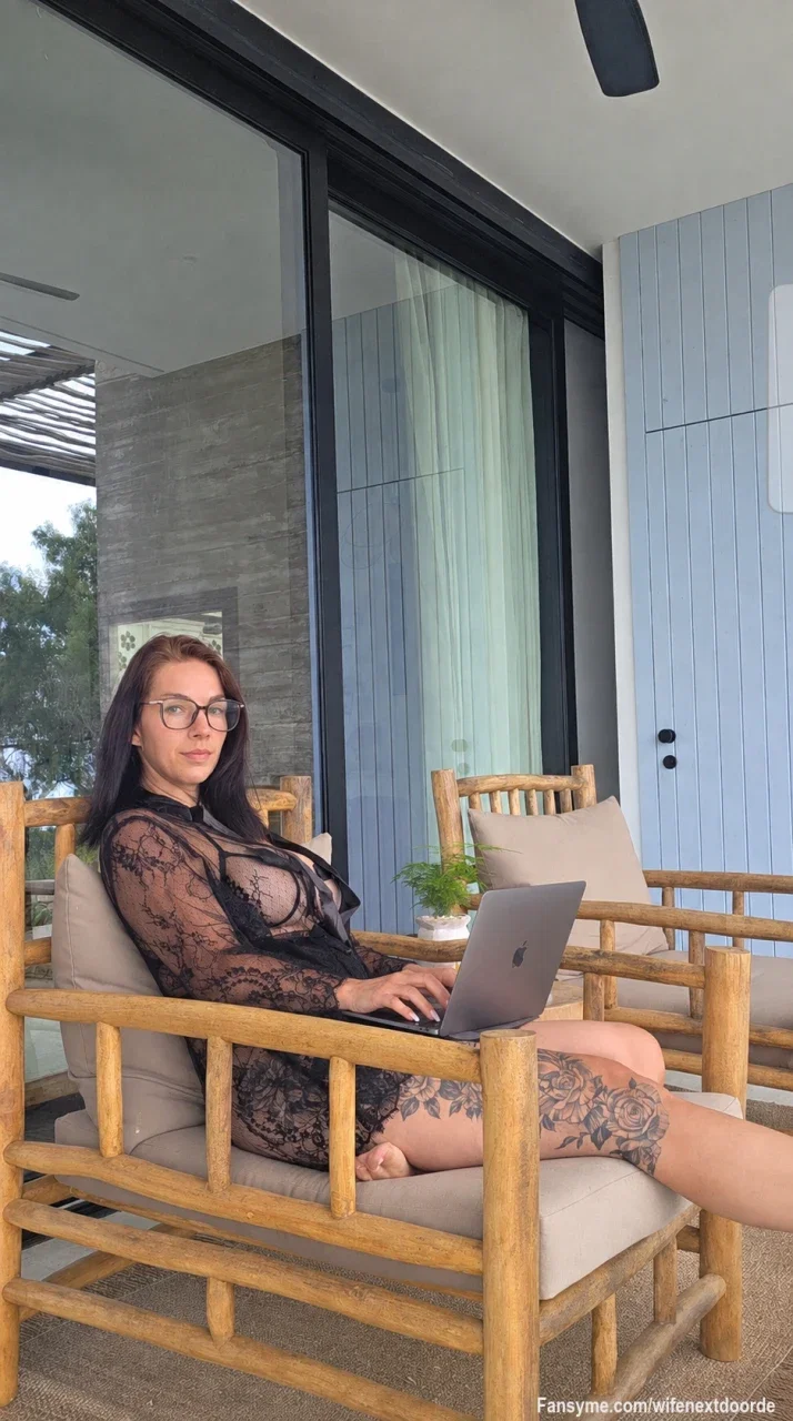 Heute hatte ich das Glück nochmal diese wunderschöne Location zu bekommen in der ich letztens war...

Jetzt noch das letzte Meeting für heute und dann ist Feierabend... 

Würde es dich stören wenn ich so die Cam anschalten müsste??? 

Soll ich glwich noch einen kleinen Clip hochladen wie es unter meinem Mantel aussieht????
#milf
#bigboobs
#hotwife
#girlfriendexperience