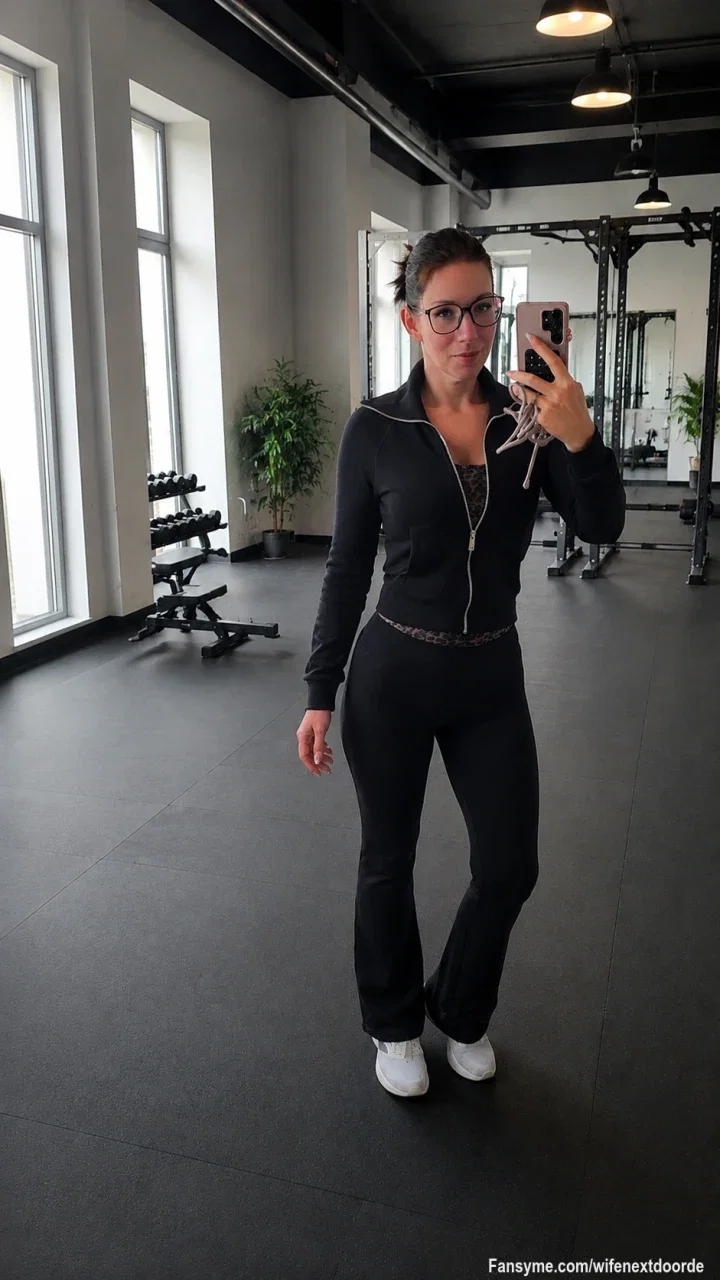 Hey Babe,

direkt erstmal zum Sport, damit ich noch eine Weile so fresh aussehe für dich...

Bei dem Riesenspiegel würden mir aber ganz andere Sachen einfallen außer Sport. 

Dir auch???

#milf
#bigboobs
#hotwife
#girlfriendexperience