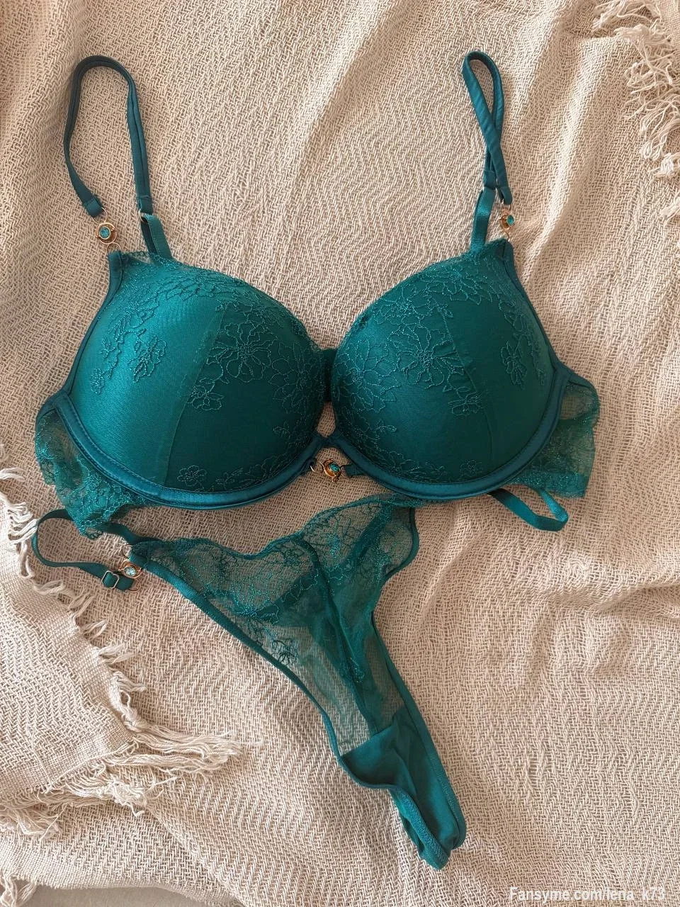 Meine neuen Dessous warten auf dich 😈🥵🔥

Sicher dir mein neues Bilderpaket - da kommst du ganz schön ins schwitzen 🤤😈