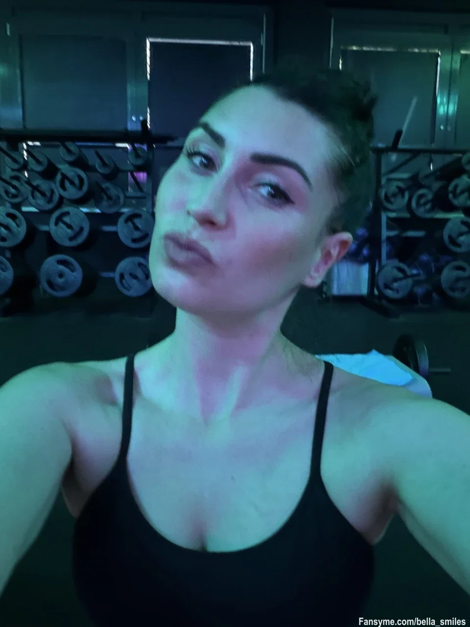 Heute mal ein kleines Selfie aus dem Fitnesscenter 🏋️‍♀️💪😏

Ich versuche, regelmäßig etwas für meinen Körper zu tun – auch wenn die Motivation nicht jeden Tag gleich groß ist. 😅🔥

Jetzt bist du dran: Wie hältst du dich fit? 👀
Gym, Laufen, Fahrrad, Teamsport… oder zählt Sport im Bett auch? 😈💋

#fitness #gym #workout #gymgirl #fitgirl #training #sport #fitnessmotivation #fit #body #naturalbody #curves #strongwomen #healthy #lifestyle #selfie #german #deutsch #fyp #explorepage