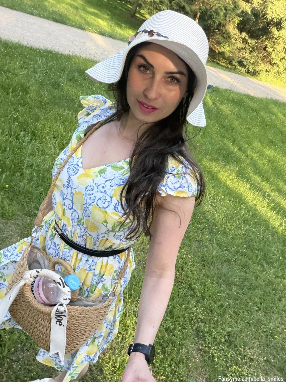 Sommerlicher Spaziergang im Park… ☀️🌳
Ob ich wohl was drunter trag? 😏👀

Vielleicht findest du es ja noch heraus… 💋

#summer #park #outdoor #summer vibes #walk #sunshine #tease #outfit #body #curves #naturalbody #lifestyle #german #deutsch #fyp #explorepage