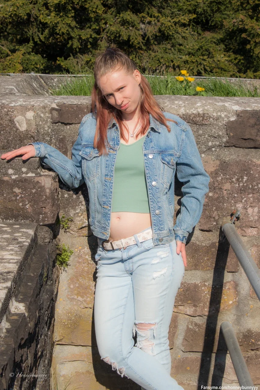 Vermisst du auch das schöne Wetter? ☀️ Ich genieße die Sonne gerade mit einem Blick, der dir hoffentlich nicht aus dem Kopf geht. 😈 Stell dir vor, wir hätten diesen warmen Moment ganz für uns allein. 🔥 Was würdest du mir jetzt leise ins Ohr flüstern? 💋

😌 Mit deinem Abo darfst du alles sehen und kostenlos mit mir schreiben. Wer allerdings noch ein bisschen mehr von mir will, muss auch ein bisschen mehr wollen... hart, aber fair. 😈🔥
Und damit es sich richtig lohnt: Einmal im Monat wartet ein besonderes Special auf dich und auf meine Videos bekommst du als Abonnent immer fette Rabatte. 😉💋

#sexy #ass #cutegirl #hot #horny #fansfollowme #german #sweet #spicyvibes #pregnant #schwanger