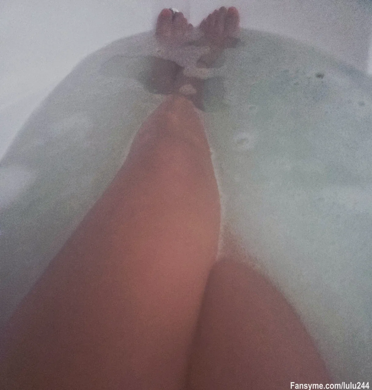 Willst du mit in meine Badewanne? 😏🛁 Vielleicht darfst du dabei auch meinen Füßen ganz besondere Aufmerksamkeit schenken … 💋

#Füße #Feet #Fußliebe #Badewanne #Badezeit #Schaumbad #Sexy #Curvy #MILF #Hot #Tease