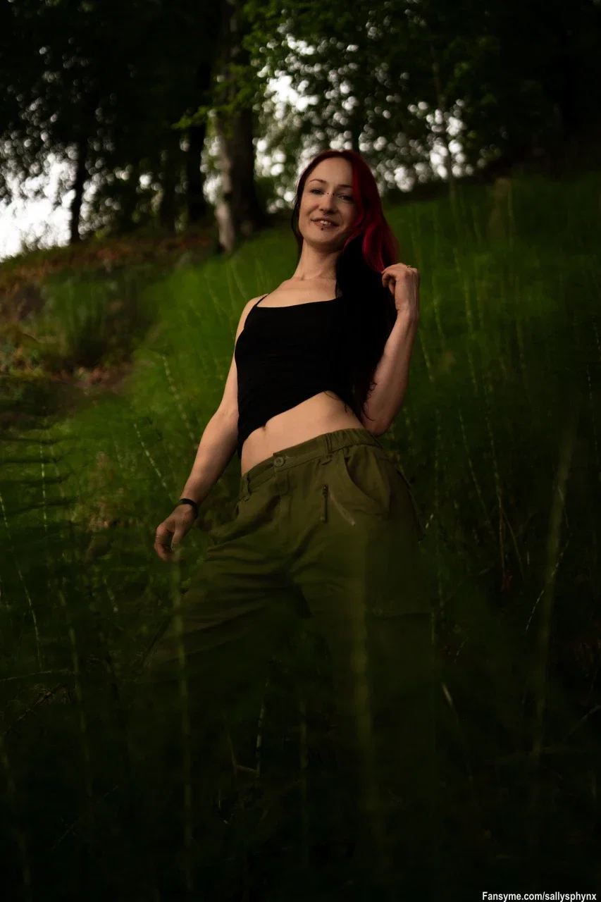So harmlos wie auf diesen Bildern blieb mein Ausflug nicht… 😏🌿
Ich war ein bisschen in der Natur unterwegs und wenn ich schon so eine schöne, ungestörte Kulisse finde… muss man die schließlich auch entsprechend nutzen. 👀🔥
Die heißen Bilder vom Ausflug gibt’s für meine Abonnenten kostenlos im Feed. 🖤
Wer will sehen, was zwischen den Bäumen noch entstanden ist? 😈🌲🔥

My outing didn't stay as innocent as these pictures suggest… 😏🌿
I was out enjoying nature, and when you find such a beautiful, secluded setting… well, you just have to make the most of it. 👀🔥
The hot photos from the trip are available for free in my subscribers' feed. 🖤
Who wants to see what else happened among the trees? 😈🌲🔥