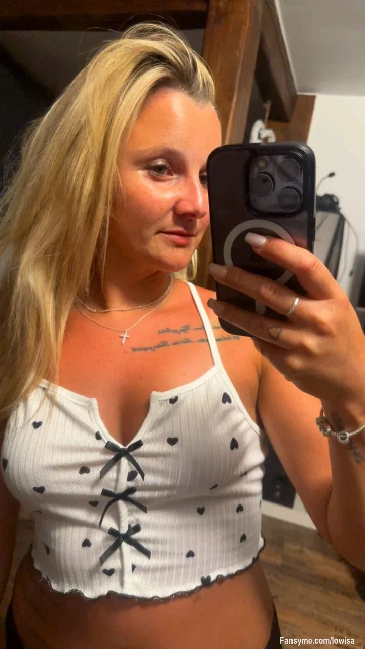 Süß verpackt… aber nicht ganz ohne. 😏

mein Outfit macht vielleicht auf unschuldig – mein Blick erzählt eine ganz andere Geschichte. 👀🔥

Wenn du wissen willst, was sich hinter der süßen Fassade verbirgt:

Schreib mir 😏🤫