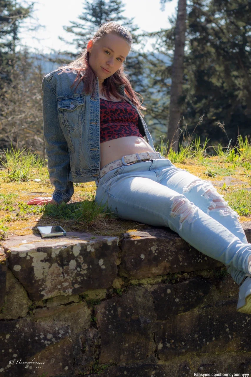 Guten Morgen, ich habe mir draußen schon ein sonniges Plätzchen für deine schmutzigen Fantasien gesucht. ☀️ Mein Blick lädt dich ein, dich zu mir zu setzen und für einen Moment alles andere zu vergessen. Ich würde ganz nah an dich rücken und spüren wollen, wie deine Hände langsam ungeduldig werden. 😈 Würdest du mich erst küssen oder direkt fester an dich ziehen? 🔥 Verrat mir, wie lange du bei diesem Anblick noch brav bleiben könntest. Ich warte auf deine frechste Morgenfantasie. 💋

😌 Mit deinem Abo darfst du alles sehen und kostenlos mit mir schreiben. Wer allerdings noch ein bisschen mehr von mir will, muss auch ein bisschen mehr wollen... hart, aber fair. 😈🔥
Und damit es sich richtig lohnt: Einmal im Monat wartet ein besonderes Special auf dich und auf meine Videos bekommst du als Abonnent immer fette Rabatte. 😉💋

#sexy #ass #cutegirl #hot #horny #fansfollowme #german #sweet #spicyvibes #pregnant #schwanger