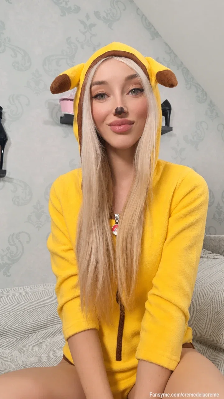 Heute bin ich wohl eher süß als brav… 💛🐾 Aber unterschätz das Outfit lieber nicht 😈 Was würdest du tun, wenn ich so vor deiner Tür stehe?

Guess I’m looking more cute than innocent today… 💛🐾 But don’t underestimate the outfit 😈 What would you do if I showed up at your door like this?