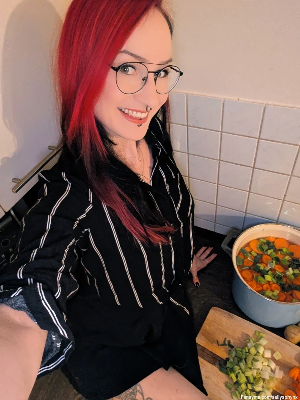 Hilfst du mir beim Kochen? 😋
Schau mal, was ich für meine Abonnenten im Feed gepostet habe 🤭

Will you help me cook? 😋
Check out what I posted in the feed for my subscribers 🤭