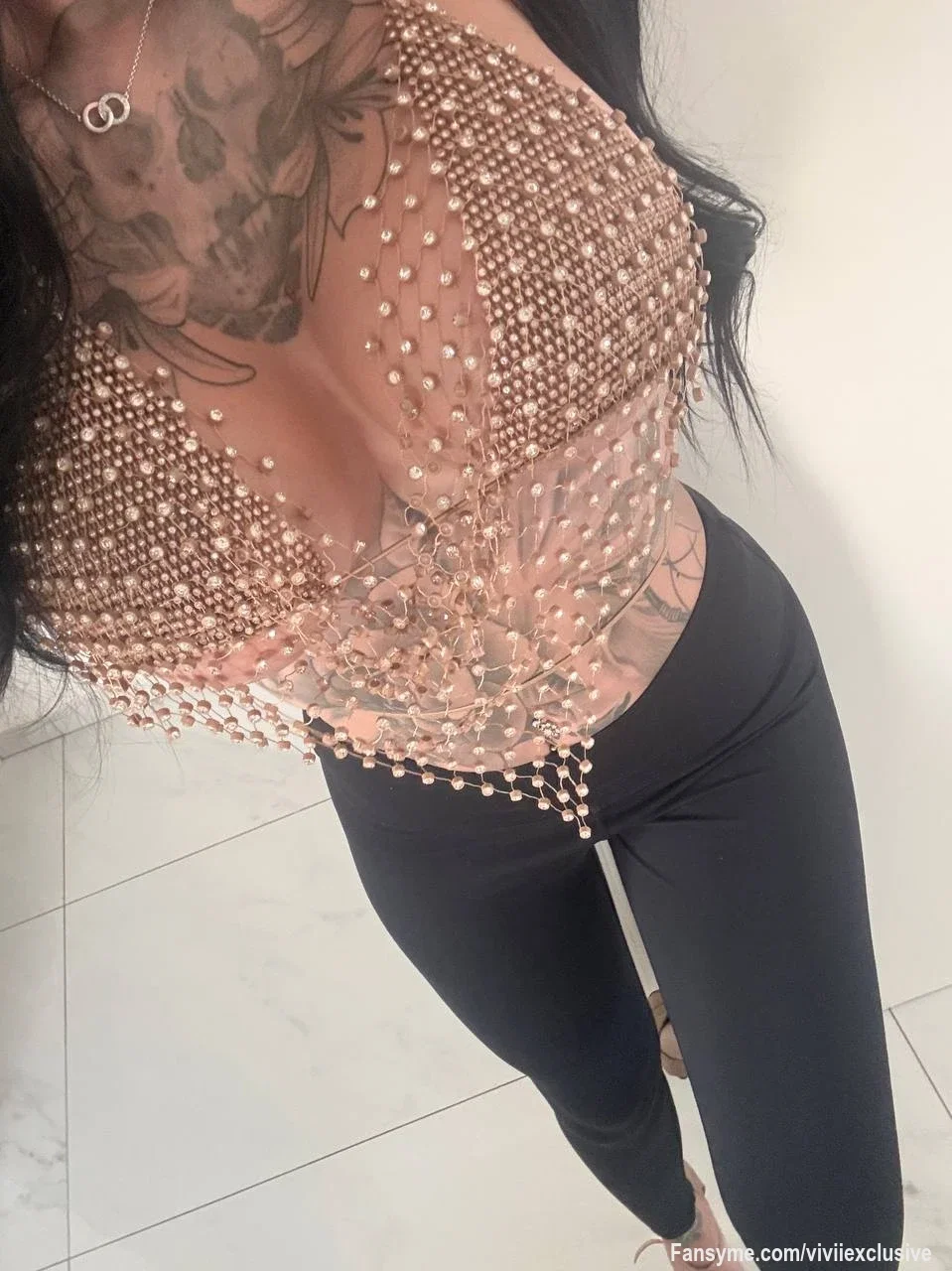 Ich hab mich heut für dich in Schale geworfen - ausziehen kann ich aber auch 😏🤤🚨

#bigtits #titten #bigass #arsch #reizwäsche #girlnextdoor #solo #piercing #tattoos #sexy #versaut #blackhair