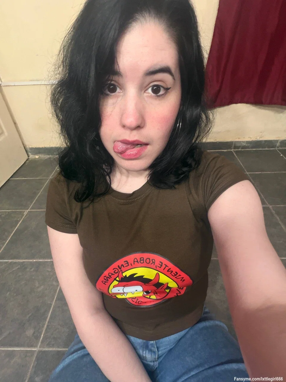 Silly photos🤪
I was just bored and started taking random pictures, some are sexy, others not so much, it's just me hahaha 😂
#silly #funny #comedy #face #sfw