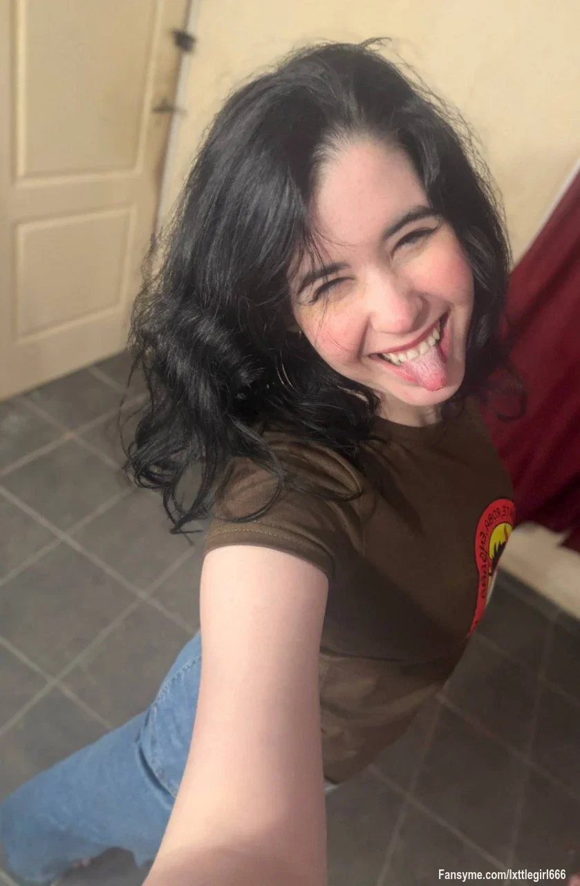 Silly photos🤪
I was just bored and started taking random pictures, some are sexy, others not so much, it's just me hahaha 😂
#silly #funny #comedy #face #sfw
